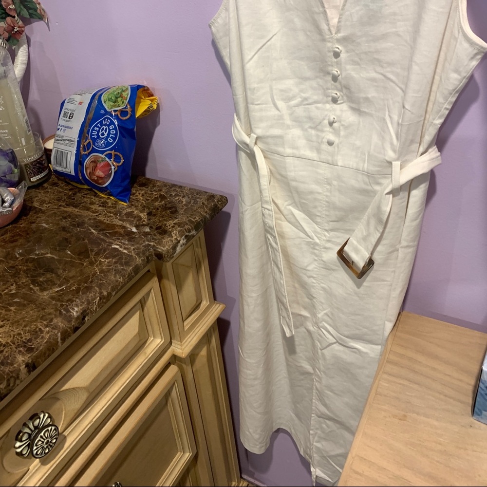 A never ever worn stylish with belt Banana Republic dress summery or springy.